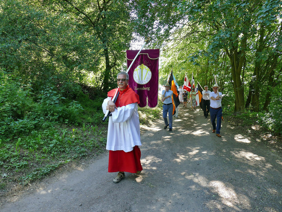 Festgottesdienst zum 1.000 Todestag des Heiligen Heimerads auf dem Hasunger Berg (Foto: Karl-Franz Thiede)